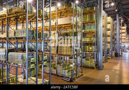 Moskau - 1. August 2017: Das große Lager. Moskau ist eine moderne Stadt mit gut ausgebauter Logistikinfrastruktur. Stockfoto