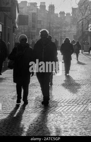 Folkestone High Street, Winter, Contre Jour, Winter Shopping, Folkestone, Kent, England Stockfoto