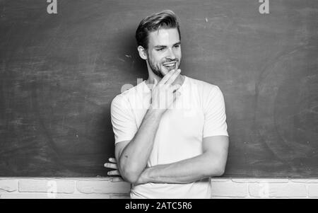 Lehrer interessante Lautsprecher Dozent. Zurück zu Schule. Lehre könnte mehr Spaß machen. Meister der Vereinfachung. Mann Lehrer vor der Tafel. Vorteile für männliche Grundschullehrerin sind reichlich vorhanden. Stockfoto