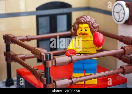 Tambov, Russische Föderation - 21. Januar 2020 die Minifigure des Boxboxers Lego, die in der Boxsporthalle trainieren. Stockfoto
