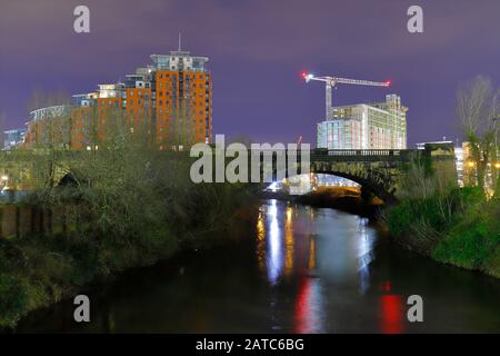 City Island Apartments in Leeds und der Bau des Wellington Place Stockfoto