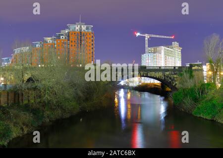 City Island Apartments in Leeds und der Bau des Wellington Place Stockfoto