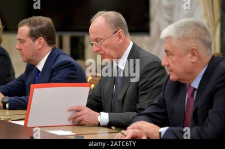 Moskau, Russland. Januar 2020. Der russische stellvertretende Vorsitzende des Sicherheitsrates Dmitry Medvedev, Linke, der Sekretär des Sicherheitsrats Nikolai Patruschew und Innenminister Wladimir Kolokoltsev, rechts, vor einem Treffen mit ständigen Mitgliedern des Sicherheitsrates, das Präsident Wladimir Putin am 31. Januar 2020 im Kreml in Moskau, Russland, veranstaltet hat. Kredit: Alexei Druzhinin/Kremlpool/Alamy Live News Stockfoto