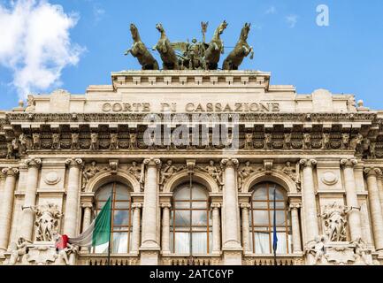 Justizpalast (Palazzo di Giustizia) in Rom, Italien. Spitze der italienischen Justizhalle mit einer Quadriga im Sommer. Fassade der Justizgebäude Stockfoto