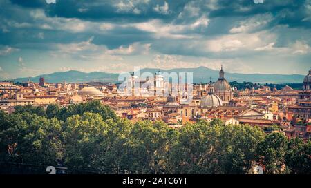 Antenne Panoramablick über Rom im Sommer, Italien. Skyline Roms. Alte Rom im Sonnenlicht. Landschaftlich schöne Panorama von Rom an einem sonnigen Tag. Vintage phot Stockfoto