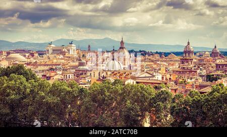Antenne Panoramablick über Rom im Sommer, Italien. Skyline Roms. Alte Rom im Sonnenlicht. Landschaftlich schöne Panorama von Rom an einem sonnigen Tag. Vintage phot Stockfoto