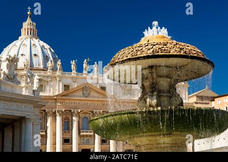 Brunnen auf dem Petersplatz, Vatikan, Rom Stockfoto