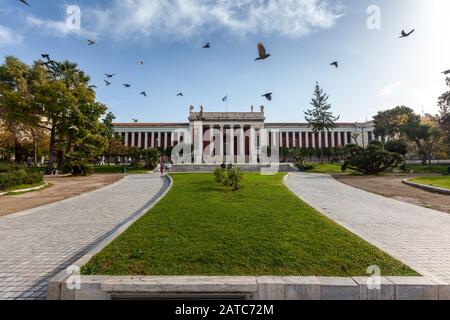 Am Eingang des Archäologischen Museums Athen. Stockfoto