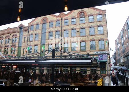 Der Konzertplatz in Liverpool, bei regnerischem Wetter, im Sommer. Viele Gäste sitzen draußen. Cavern Quarter, Liverpool. England, Europa. Stockfoto