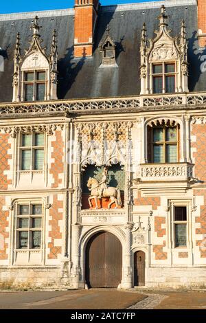 Das Schloss von Blois: Die Fassade des Flügels Ludwig XII. Dieser alte Königspalast befindet sich im Loire-Tal im Zentrum der Stadt Blois, Franc Stockfoto
