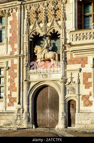 Das Schloss von Blois: Die Fassade des Flügels Ludwig XII. In Blois, Frankreich. Dieser alte Königspalast befindet sich im Loiretal im Zentrum Stockfoto