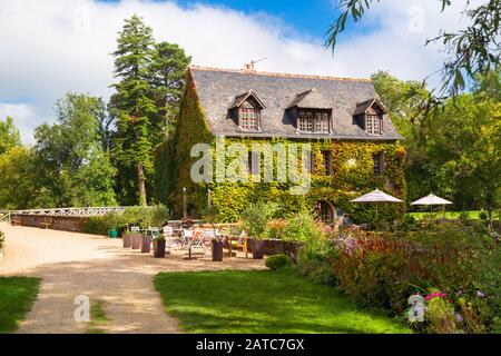 Malerisches Haus in der Nähe des Schlosses de l'Islette, Frankreich. Das Renaissance-Schloss befindet sich im Loire-Tal, wurde im 16. Jahrhundert erbaut und ist Stockfoto