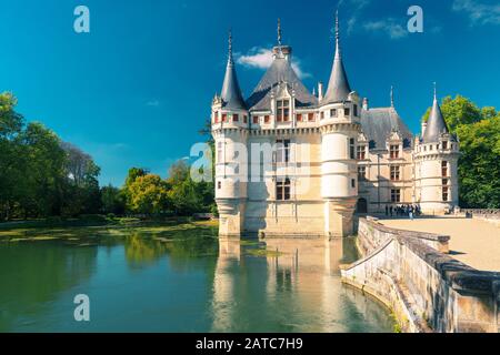 Frankreich - 22. SEPTEMBER 2013: Touristen besuchen das Schloss von Azay-le-Rideau, Frankreich. Dieses Schloss befindet sich im Loire-Tal und wurde ab 1515 erbaut Stockfoto