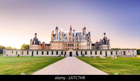 Das königliche Chateau de Chambord am Abend, Frankreich. Das Schloss befindet sich im Loire-Tal, wurde im 16. Jahrhundert erbaut und ist eines der am meisten Stockfoto