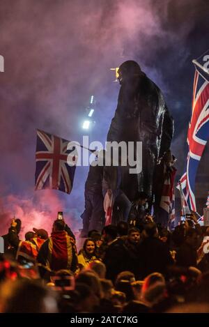 Farbiger Rauch aus den Flares um die Winston Churchill-Statue bei der Feier auf dem Parliament Square am Brexit Day, 31. Januar 2020, in London, Großbritannien Stockfoto