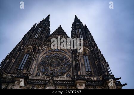 Seitenansicht des Haupteingangs zum Veitsdom auf der Prager Burg in Prag, Tschechien Stockfoto