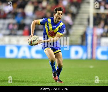 Januar 2020, DW Stadium, Wigan, England; Betfred Super League, Wigan Warriors V Warrington Wolves: Stefan Ratchford (1) von Warrington Wolves mit dem Ball Stockfoto