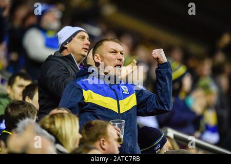 Januar 2020, DW Stadium, Wigan, England; Betfred Super League, Wigan Warriors V Warrington Wolves: EIN Fan der Warrington Wolves jubbt in seinem Team Stockfoto