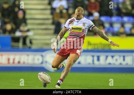 Januar 2020, DW Stadium, Wigan, England; Betfred Super League, Wigan Warriors V Warrington Wolves: Zak Hardaker (1) von Wigan Warriors tritt den Ball an Stockfoto