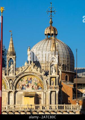 Detail von der Fassade und Kuppeln der Markusbasilika, Venedig Stockfoto