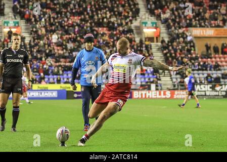 Januar 2020, DW Stadium, Wigan, England; Betfred Super League, Wigan Warriors V Warrington Wolves: Zak Hardaker (1) von Wigan Warriors konvertiert Stockfoto