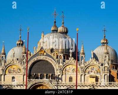 Detail von der Fassade und Kuppeln der Markusbasilika, Venedig Stockfoto