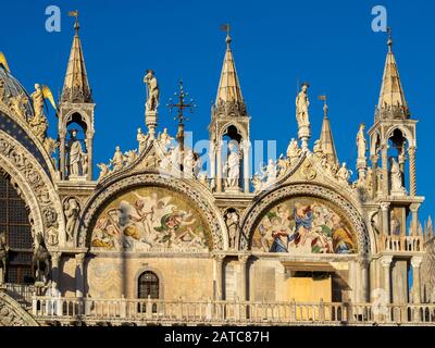 Fassade Detail der San Marcos Basilika mit Mosaik mit Szenen aus dem Leben Christi, Venedig Stockfoto