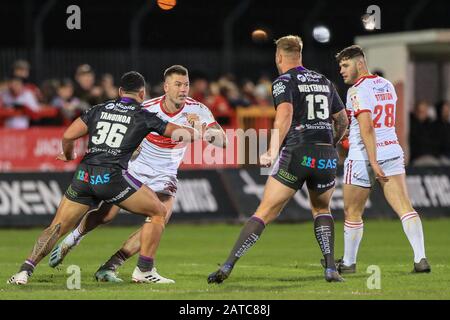 31. Januar 2020, KC Stadium, Kingston upon Hull, England; Betfred Super League, Hull Kingston Rovers / Wakefield Trinity: Shaun Kenny-Dowall (3) von Hull KR sucht nach einem Weg hinter Kelepi Tanginoa (36) von Wakefield Trinity Stockfoto