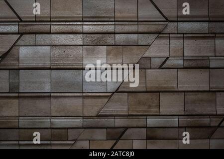 Fliesen an einer Wand mit großartiger Struktur und Struktur, alte Fliesen in einer Metrostation in Prag, Tschechien Stockfoto