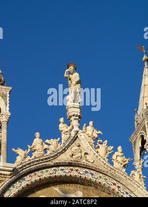 Statue eines Heiligen auf der Fassade des Markusdom in Venedig Stockfoto