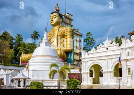 Wewurukannala buddhistischer Tempel in Dickwella, Sri Lanka. Eine 50 m hohe sitzende große Buddha-Statue ist die größte in Sri Lanka. Historisches und religiöses Landm Stockfoto