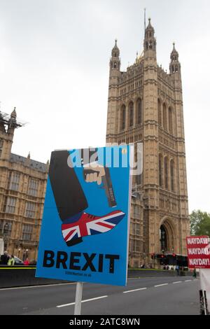 Westminster, London, Großbritannien. Mai 2019. Brexit SODEM Bleibt Zeichen außerhalb der Parlamentsgebäude. Kredit: Maureen McLean/Alamy Stockfoto