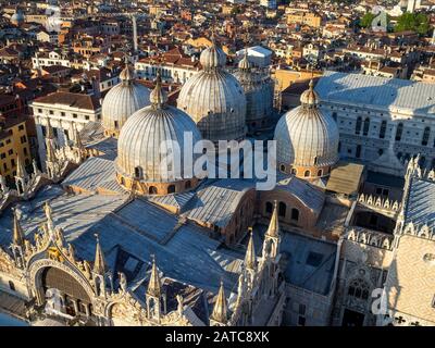 Die Kuppeln der Markusdom vom San Marco Turm aus gesehen, Venedig Stockfoto