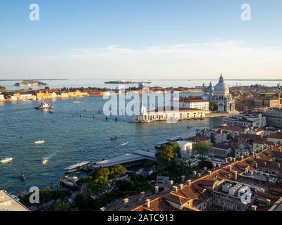 Giudecca Canal und Punta della Dogana vom San Marco Turm, Venedig Stockfoto