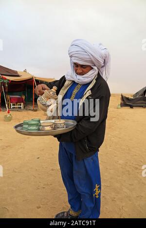 Wekcome zum Zeltlager für Touristenunterkünfte in der Sahara-Wüste Stockfoto