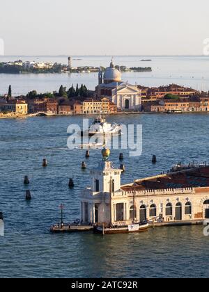 Punta della Dogana vom San Marco Turm, Venedig Stockfoto