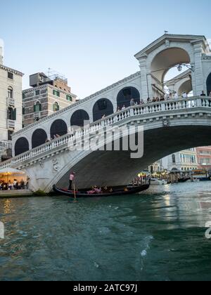 Eine Gondel, die unter der Rialtobrücke in Venedig vorbeifährt Stockfoto