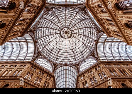 Galleria Umberto I in Neapel, Italien. Dies ist eine öffentliche Einkaufsgalerie. Ansicht von unten nach oben. Stockfoto