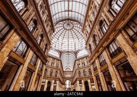 Neapel, ITALIEN - 13. MAI 2014: Galleria Umberto I. Dies ist eine öffentliche Einkaufsgalerie. Stockfoto