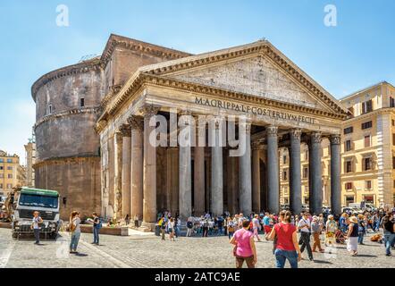 ROM - 9. Mai 2014: Die Menschen besuchen das Pantheon in Rom, Italien. Das alte römische Pantheon ist eine der beliebtesten Touristenattraktionen Roms. Überreste der Architektur Stockfoto