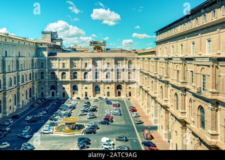 Vatikan - 14. MAI 2014: Vatikanische Museen, einer der Innenhöfe. Rom, Italien. Vintage-Foto. Stockfoto