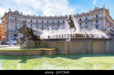 ROM, ITALIEN - 8. MAI 2014: Der Brunnen der Naiaden auf der Piazza della Repubblica. Stockfoto
