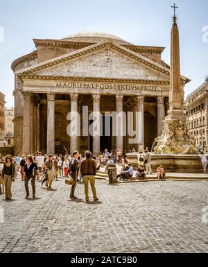ROM, ITALIEN - 9. MAI 2014: Römisches Pantheon an der Piazza della Rotonda. Pantheon ist ein berühmtes Denkmal der alten römischen Kultur, erbaut im 2. Jahrhundert Stockfoto