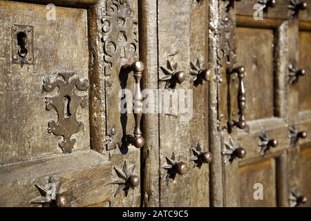 Holztür mit alten Schloss, Bau und Architektur Stockfoto