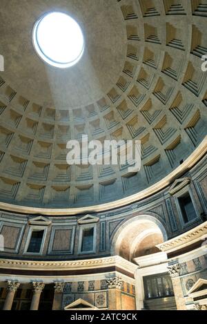 Das Innere des römischen Pantheons mit dem berühmten Lichtstrahl von oben, Italien Stockfoto