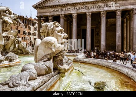 Der Brunnen im Stil des Barock vor dem Pantheon an der Piazza della Rotonda in Rom, Italien Stockfoto