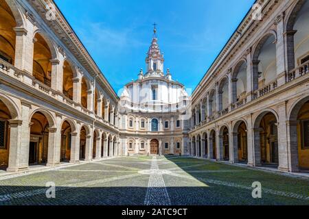 Palazzo della Sapienza mit der Kirche Saint Yves in La Sapienza in Rom, Italien. Erbaut 1642-1660 von dem berühmten Architekten Francesco Borromini. Stockfoto