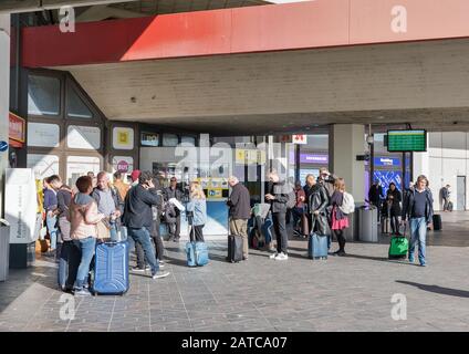 Berlin, DEUTSCHLAND - 18. OKTOBER 2019: Die Menschen besuchen den Flughafen Tegel Otto Lilienthal. Er ist der internationale Hauptflughafen von Berlin, der Bundeshauptstadt Stockfoto