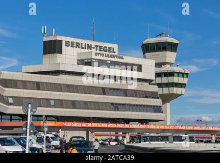 Berlin, DEUTSCHLAND - 18. OKTOBER 2019: Passagiere vor dem Flughafen Tegel Otto Lilienthal. Er ist der wichtigste internationale Flughafen Berlins, der Bundeszentrale Stockfoto