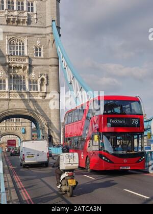 Roter Londoner Bus unterwegs nach Peckham im Verkehr auf der Tower Bridge Stockfoto